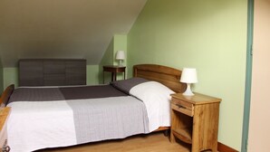 Ein Schlafzimmer mit Bett, Nachttischen und einer Lampe.