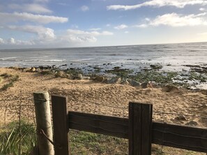 Plage, chaises longues