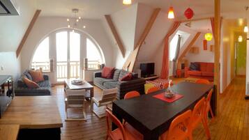 Fernseher, Videospiele, DVD-Player, Bücher