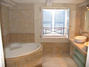 Douche, séchoir à cheveux, serviettes fournies