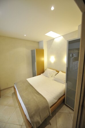 3 chambres, coffre-fort, fer et planche à repasser, lit de bébé portatif