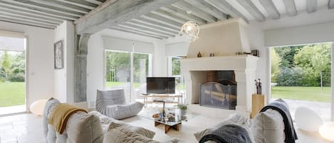 Smart TV, chimenea, reproductor de DVD y tenis de mesa