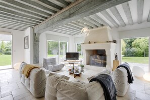 TV connectée, cheminée, lecteur de DVD, table de tennis de table