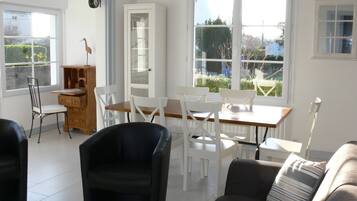 Télévision, lecteur de DVD, table de tennis de table, livres