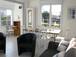 TV, DVD-spiller, bordtennis og bøker