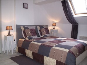 2 habitaciones, tabla de planchar con plancha, cuna de viaje y wifi 
