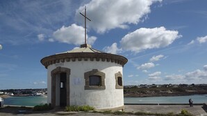 A small, standalone building with a cross on top, labeled "TOILETTES," and a sign indicating a nearby location. - House downtown, PORT DE PLAISANCE d'AUDIERNE, wifi (Audierne)