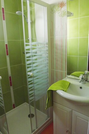 Dusche, Haartrockner, Handtücher, Seife