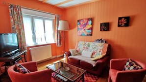 A living room with a sofa, armchairs, a coffee table, and a TV. - House downtown, PORT DE PLAISANCE d'AUDIERNE, wifi (Audierne)