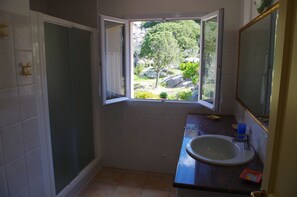 Een douche, een haardroger, een bidet, handdoeken