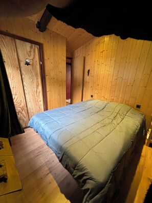 4 chambres, bureau, fer et planche à repasser, lit parapluie