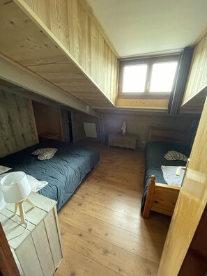 4 bedrooms, desk, iron/ironing board, travel cot