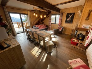 Télévision, cheminée, chaîne hi-fi