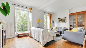 Smart TV, books, music library, stereo