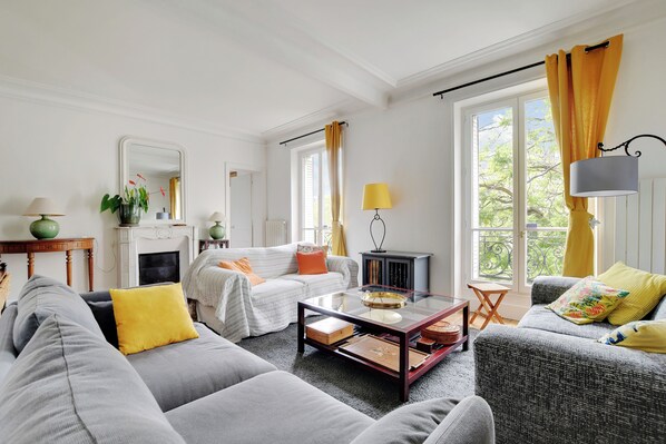 TV connectée, livres, médiathÚque, chaßne hi-fi