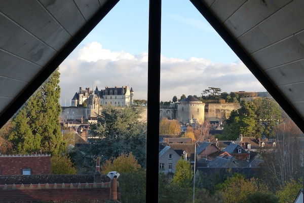 Vue historique depuis la pièce principale grâce à la façade entièrement vitrée.