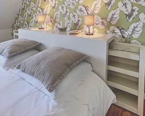 2 habitaciones, tabla de planchar con plancha y cuna de viaje