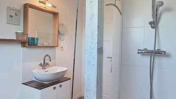 Douche, sèche-cheveux, serviettes fournies, savon