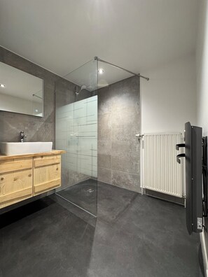Dusche, Haartrockner, Toilettenpapier