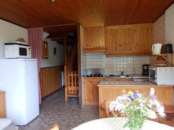 Réfrigérateur, four à micro-ondes, un four, surface de cuisson