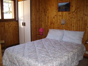 2 slaapkamers, een bureau, een strijkplank/strijkijzer, gratis wifi