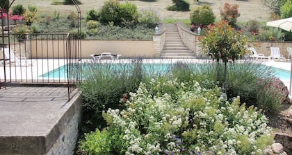 Quiet gîte with private swimming pool and fishing pond near Lascaux.
