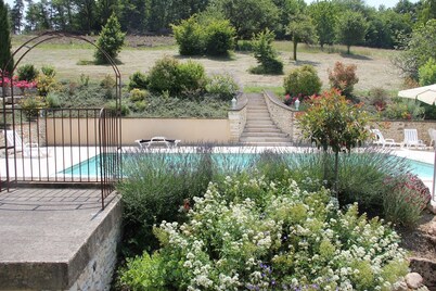 Quiet gîte with private swimming pool and fishing pond near Lascaux.