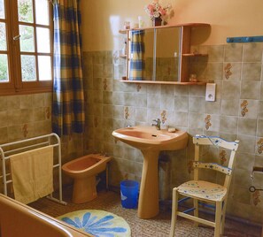 Duschwanne, Haartrockner, Bidet, Handtücher