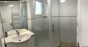 Shower, hair dryer, towels - 100 metres from Santa Guilia beach, comfortable, garden furniture, barbecue (Porto-Vecchio)
