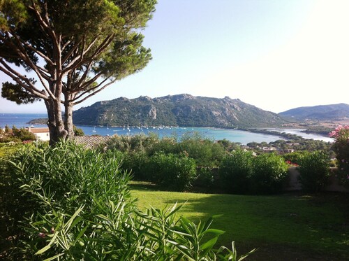 100 mètres de la plage de Santa Guilia, grand confort, salon de jardin, barbecue