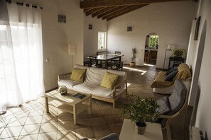 TV, fireplace, stereo