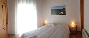 3 habitaciones, tabla de planchar con plancha y cuna de viaje 