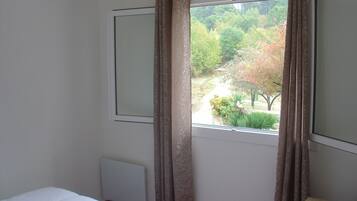 2 chambres, fer et planche à repasser, draps fournis