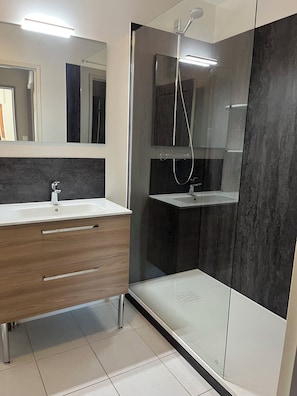 Bathtub, hair dryer, towels, toilet paper