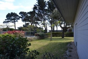 Property grounds - Bungalow, enclosed garden, direct beach access (La Turballe)