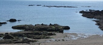 Bungalow, enclosed garden, direct beach access