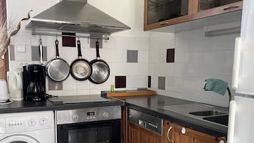 Een koelkast, een microgolfoven, een oven, een kookplaat