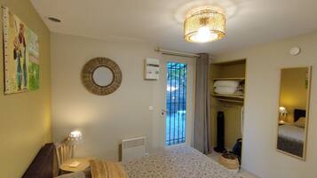 1 chambre, fer et planche Ă  repasser