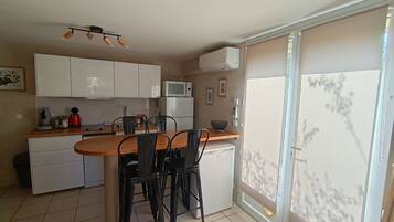 Kühlschrank, Mikrowelle, Herdplatte, Geschirrspüler
