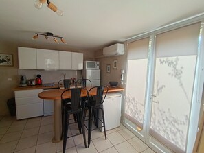 Réfrigérateur, four à micro-ondes, surface de cuisson, lave-vaisselle