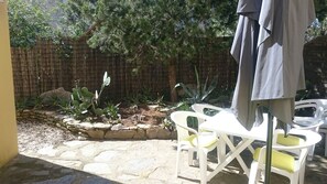 Outdoor dining - Charming little air-conditioned house with terrace and enclosed garden (Bormes-Les-Mimosas)