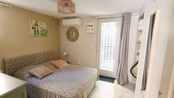 1 slaapkamer, een strijkplank/strijkijzer