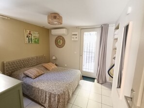1 chambre, fer et planche à repasser