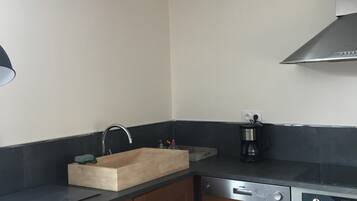 Een koelkast, een microgolfoven, een oven, een kookplaat