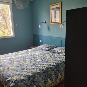 4 bedrooms, desk, iron/ironing board, travel crib