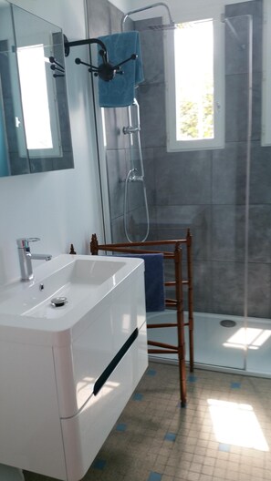 Douche, sĂšche-cheveux, serviettes fournies, papier toilette