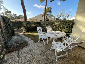 Outdoor dining - Cozy Studio w/ Mezzanine, Heated Pool, Private Garden, Parking - 2km from Beach (Saint-Jean-de-Monts)