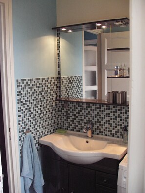 Douche, sèche-cheveux, savon, papier toilette