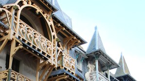 A building with ornate balconies and detailed architectural design. - Apartment 40 m2, very comfortable, south facing, Le Tréport, full center and beach (Le Tréport)