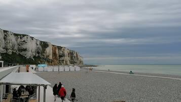 Plage à proximité, chaises longues